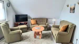 Sitzecke im Wohnzimmer Couchbereich mit Fernseher, DVD und Video