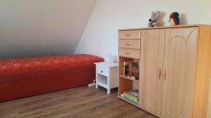 zwei Betten jeweils 90 x 200 Meter, Sideboard, Fliegengitter und Verdunklungsmöglichkeit