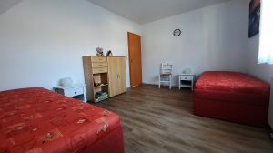 zwei Betten jeweils 90 x 200 Meter, Sideboard, Fliegengitter und Verdunklungsmöglichkeit