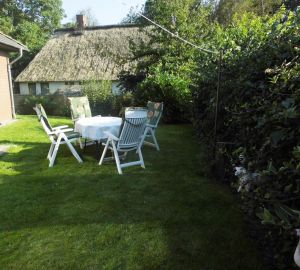 Terrasse, Garten, Liegewiese, Gartenstühle, Grill,