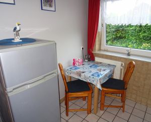 Einbauküche, E-Herd mit Ceran, Backofen, Kaffeepadmaschine 
Kühlschrank,Essgelegenheit, Dunstabzug, Toaster, Kaffeemaschine, 
Wasserkocher, Geschirr, Besteck, Kochtöpfe / Pfannen, gefliester Boden