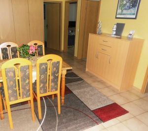 Essbereich Schrankdoppelbett,( 140 X 200) gefliester Boden