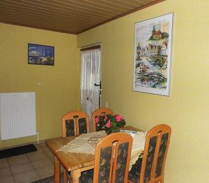 Essbereich Schrankdoppelbett,( 140 X 200) gefliester Boden