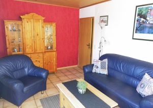 Sofa, Sessel,Schaukelstuhl,Sat-Fernseher,Radio mit CD, gefliester Boden, Teppich