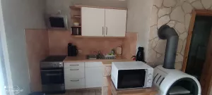 Küchenzeile im Wohnraum Ferienhaus 4
mit 4 Platten Herd, Mikrowelle, Kühlschrank
Kamin