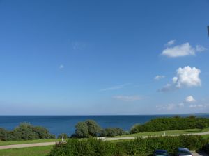 Blick auf die Ostsee Sie bekommen die Ostsee optisch und akustisch direkt auf den Frühstückstisch serviert. Bei glatter See und mit ein bisschen Glück beobachten Sie Schweinswale, die vorbei ziehen. Der Blick reicht bei guter Sicht bis nach Fehmarn. Auf der Aussichtsplattform wenige Meter weiter östlich stehen Sie direkt auf der Steilküste und haben einen herrlichen Blick über die gesamte Hohwachter Bucht.