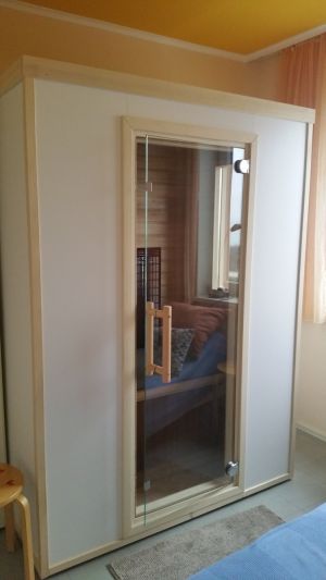 Infrarot-Wärmekabine im kleineren Schlafzimmer nach Osten mit Blick über die Steilküste hinweg auf die Ostsee.