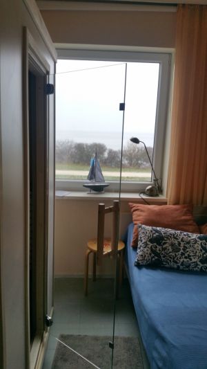 Schlafzimmer mit Ostseeblick Das kleinere Schlafzimmer mit einem Einzelbett und der Infrarot-Wärmekabine.