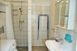 Bad mit Dusche/WC/Waschmaschine