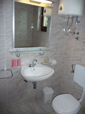 Das Bad Die Bäder sind voll gefliest, Badewanne mit Duschvorrichtung, Toilette und Waschbecken. Fenster vorhanden.