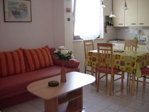 Wohnzimmer mit Küche Die Küche ist mit allen Utensilien ausgestattet um die Selbstverpflegung zu ermöglichen.