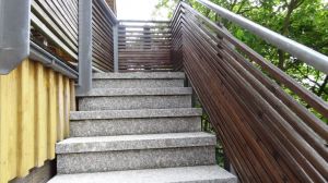 Die massive Treppe Gut geschützte Treppe mit rauem Natursteinbelag zur Ferienwohnung - oben ein Holztor für unbeschwerten Aufenthalt auf der Loggia