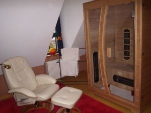 Wellnessraum mit 2 Relaxsesseln, Infrarotkabine ...
