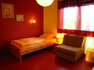 Rotes Schlafzimmer mit zwei Einzelbetten