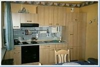Komplett ausgestatte Küche mit Kühlschrank, Backofen, Mikrowelle, Toaster, Eierkocher, Wasserkocher.