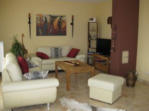 Blick auf Sitzecke und Kaminofen