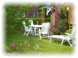 Garten in Südlage Unser Garten ist komplett eingezäunt und bietet eine Südterrasse mit Gartenmöbeln und Grill.