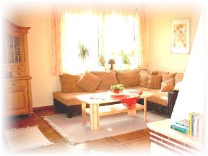 Große Zimmer gemütlich eingrichtet Unsere Wohnung ist mit allem Komfort und sehr gemütlich eingerichtet damit Sie sich bei uns wie zu Hause fühlen.
