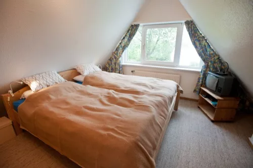 2tes Schlafzimmer mit Doppelbett