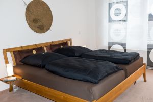 Massives Holzbett, geölt.