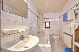 Handtücher, Bademäntel, Badetücher,
Haartrockner, Pflegeartikel