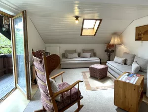 Sitzecke mit TV, CD-Player, Radio
2 Couchen /Schlafplatz für 3 Pers