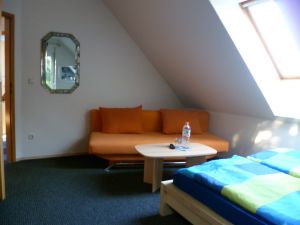 Bild 1: Zimmer im EFH, Pool, Garten, Terrassen