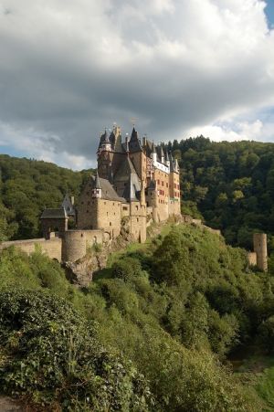 Burg Eltz / Mosel Unweit entfernt liegt die traumhafte Burg Eltz, welche früher auf dem 50Dm-Schein zu sehen war.
