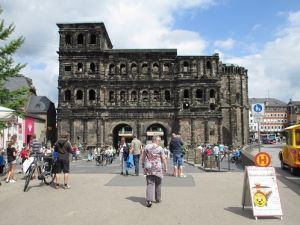 Porta-Nigra in Trier In wenigen Autominuten sind Sie in der ältesten Stadt Deutschlands, im schönen Trier, an der Mosel gelegen.