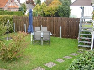 Sitz- und Grillecke Jede Wohnung hat eine separate Sitz-und Grillecke. Holzkohle und Grill stehen bereit.