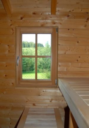 Außenanlage mit Saunahütte
 	 
-Großzügige Garage mit Automatiktor
-Einstellmöglichkeiten für Sportgeräte
-Bio-Gartensauna mit Panoramablick
-2 Terrassen
-Gartenmöbel
-Eingezäunter, 800m² großer Garten
-Elektrogrill
-Holzkohlegrill
-Wäschespinne

Zusätzlich zur Sauna im Garten können Sie im nahegelegenen "Beautyhof Allgäu" "Wellness rundum" genießen. Nehmen Sie sich Zeit, tanken Sie Kraft mit Schönheits- und Wellness-Behandlungen, genießen Sie das Gefühl willkommen zu sein und verwöhnt zu werden.