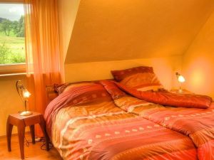 -Doppelbett
-Tresor
-Bettwäsche und Luxus-Bettdecken in Übergröße 220 x 150 sind in jedem Schlafzimmer vorhanden.

Ein Doppelbett lädt hier zum entspannten Träumen ein, auch dieses Zimmer bietet einen herrlichen Blick in die wunderschöne Natur - ein idyllischer Ort zum Entspannen, Loslassen und Kräfte tanken für Ihren Alltag.