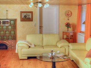 -Flat-Bildschirm
-Blu-Ray
-Stereoanlage
-Kachelofen

Im wunderschönen, gemütlichen Wohnzimmer mit anschließendem Wintergarten können Sie den herrlichen Blick auf die traumhafte, unberührte Natur genießen. Im Winter spendet ein Kachelofen wohlige Wärme.
Das weiße Ledersofa mit flauschigen Kissen lädt Sie zum Träumen und Kuscheln ein. Um Ihren Aufenthalt so angenehm wie möglich zu machen sind DVD´s und CD´s ebenfalls vorhanden.
Luxus, edles Ambiente und das alles in traumhafter, idyllischer Ruhe…einfach wunderbar! Freuen Sie sich auf ein paar erholsame Tage in Ihrem Ferientraum Allgäuperle.