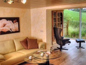 Wohnzimmer mit Blick auf Wintergarten