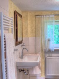 Bad Sanitäre Ausstattung:
-Badewanne für 2 Personen
-Dusche und WC
-Fön in jedem Badezimmer
-1 großes Duschbadetuch,
-2 kl. Badetücher p.P.
-Separates WC mit Handwaschbecken
-2 Badezimmer
-Separates Gäste-WC mit Handwaschbecken ganz in Weiß gehalten.
In jedem Badezimmer sind Hand- und Badetücher sowie ein Fön vorhanden.
Entspannung und Wohlbefinden finden Sie auch in der großen Badewanne für 2 Personen. - Bild 8: Ferienhaus Allgäuperle, Perle in malerischer Landschaft des Allgäus.