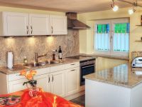 Küche Moderne Einbauküche und Sitzplatz für 6 Personen
-Herd/Backen
-Cerankochfeld
-Kühlschrank mit Gefrierfach
-Dunstabzug
-Spülmaschine
-Granit-Arbeitsplatte
-Mikrowelle
-Kaffeemaschine
-Espressomaschine
-Nespresso
-Toaster
-Wasserkocher
-Eierkocher
-Brotschneidemaschine
Die moderne Landhausküche ist geschmackvoll und mit allem modernen Komfort eingerichtet. Hier können Sie nach Herzenslust leckere Gerichte zaubern.
Sollten Sie dazu einmal keine Lust haben, können Sie einfach und bequem auch gutbürgerliche Küche aus dem nahegelegenen Gasthof "Fässle" bestellen - Anruf genügt!
Auf dem Küchentisch steht als Willkommensgruß eine Flasche Rotwein und Gläser für Sie bereit.
Genießen Sie das wohlig entspannte Gefühl, das entsteht, wenn der Alltagsstress von Ihnen abfällt. - Bild 7: Ferienhaus Allgäuperle, Perle in malerischer Landschaft des Allgäus.