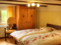 Landhaus-Schlafzimmer -Bett mit Bio-Komfortmatratze
-Verstellbarer Lattenrost
-Wärmeschacht vom Kachelofen
-Bettwäsche und Luxus-Bettdecken in Übergröße 220 x 150 sind in jedem Schlafzimmer vorhanden.
Dem liebevoll gestalteten Landhausschlafzimmer geben die alten Holzbalken an der Decke seinen bezaubernden Charme. Ein kleines Nest zum Kuscheln und Träumen für einen erholsamen Schlaf. - Bild 6: Ferienhaus Allgäuperle, Perle in malerischer Landschaft des Allgäus.