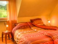 Wellness-Schlafzimmer -Wasserbett/Designerbett
-Tresor
-Bettwäsche und Luxus-Bettdecken in Übergröße 220 x 150 sind in jedem Schlafzimmer vorhanden.
Ein edles Wasserbett lädt hier zum entspannten Träumen ein, auch dieses Zimmer bietet einen herrlichen Blick in die wunderschöne Natur - ein idyllischer Ort zum Entspannen, Loslassen und Kräfte tanken für Ihren Alltag. - Bild 5: Ferienhaus Allgäuperle, Perle in malerischer Landschaft des Allgäus.