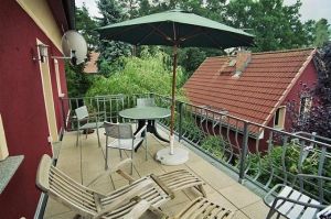 Der große Balkon der Ferienwohnung befindet sich in der ersten Etage des Vorderhauses.