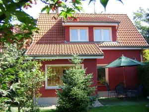 Vor dem Ferienhaus finden Sie die Terrasse mit Grillkamin.