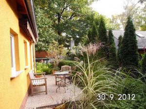 Direkt am Haus finden Sie eine schöne Terrasse im Garten. Bei Bedarf nutzen Sie die Markise.