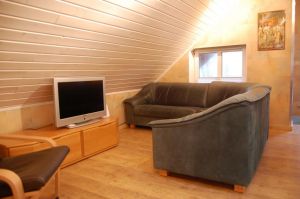 Neben zwei Schlafzimmern hat das Gartenhaus auch ein Wohnzimmer.