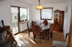 Die großzügige Essecke hat einen Ausgang zum Balkon.