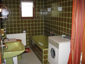 Großes Bad mit Dusche, Badewanne, WC, Bidet und Waschbecken
