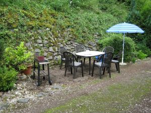Sitzecke in freier Natur mit Grillmöglichkeit