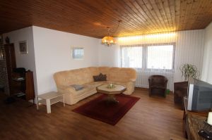 Mit großer Sofaecke.