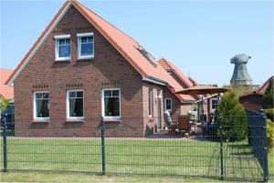 großer Garten mit Spielwiese und Sonnenterrasse, komplett mit 1,20 m hohen Zaun eingezäunt