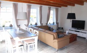 mit großem Esstisch und Sitzplätzen für 6 Personen plus ein Kleinkind im Hochstuhl