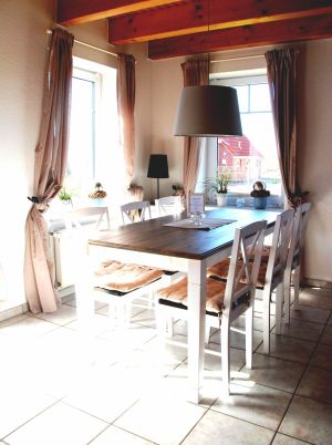 mit großem Tisch und Sitzplätzen für 6 Personen plus ein Kleinkind