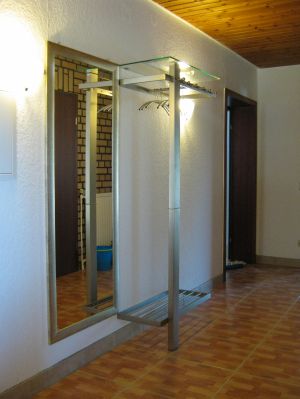 Flur mit Eingangsbereich und Garderobe